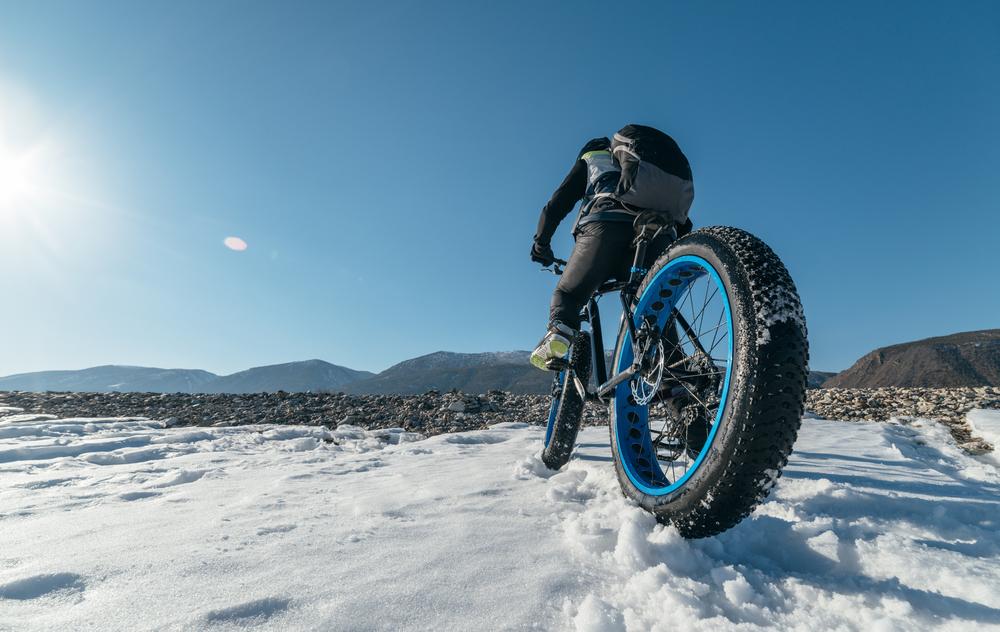 Äventyrlig cykling på snö och sand - fatbike i extrema förhållanden